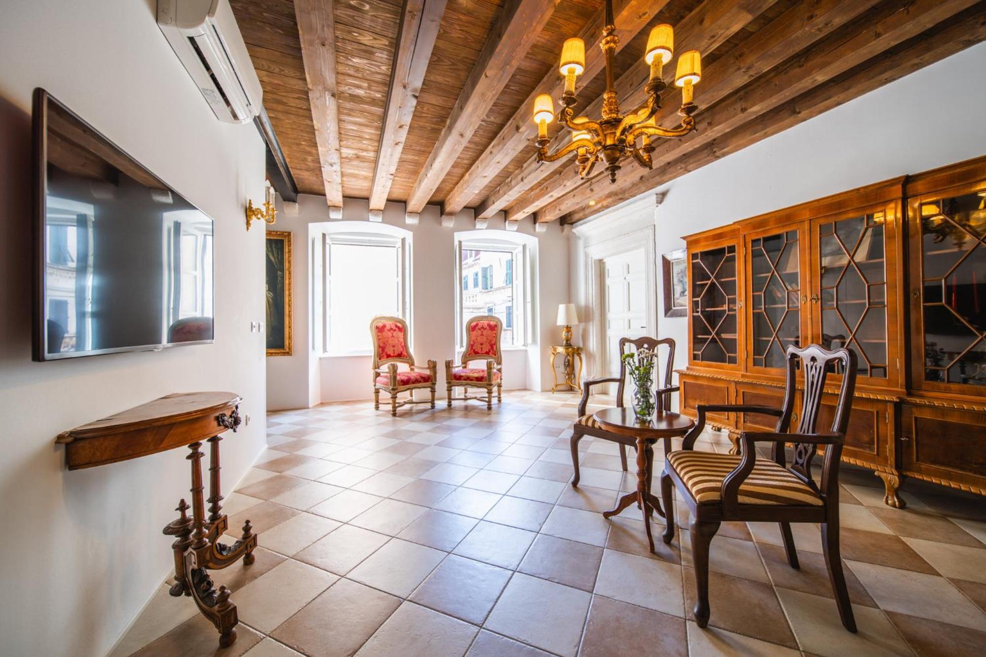 Sunce Palace With Free Offsite Parking Apartment *