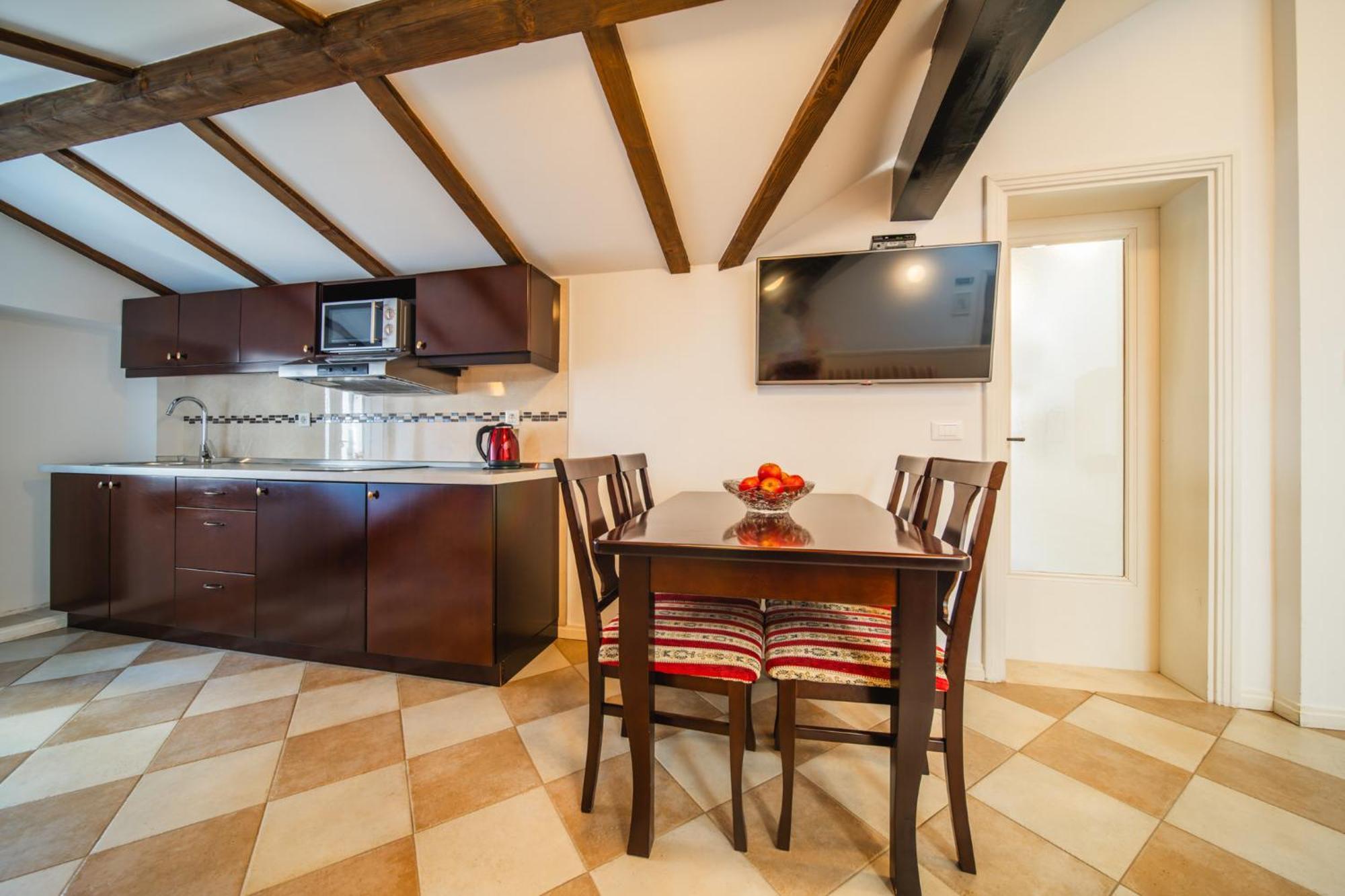 Sunce Palace With Free Offsite Parking Apartment