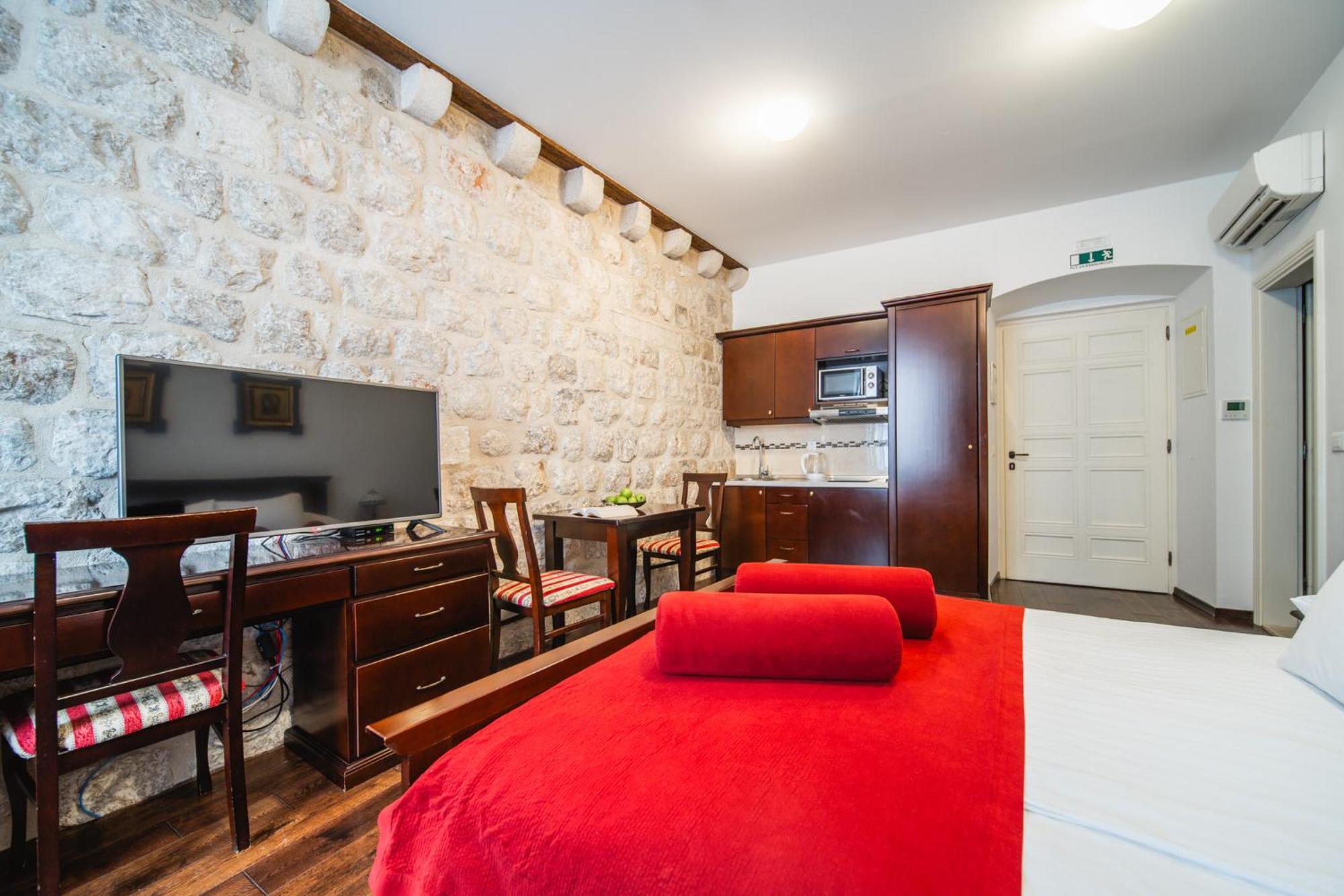 Sunce Palace With Free Offsite Parking Apartment