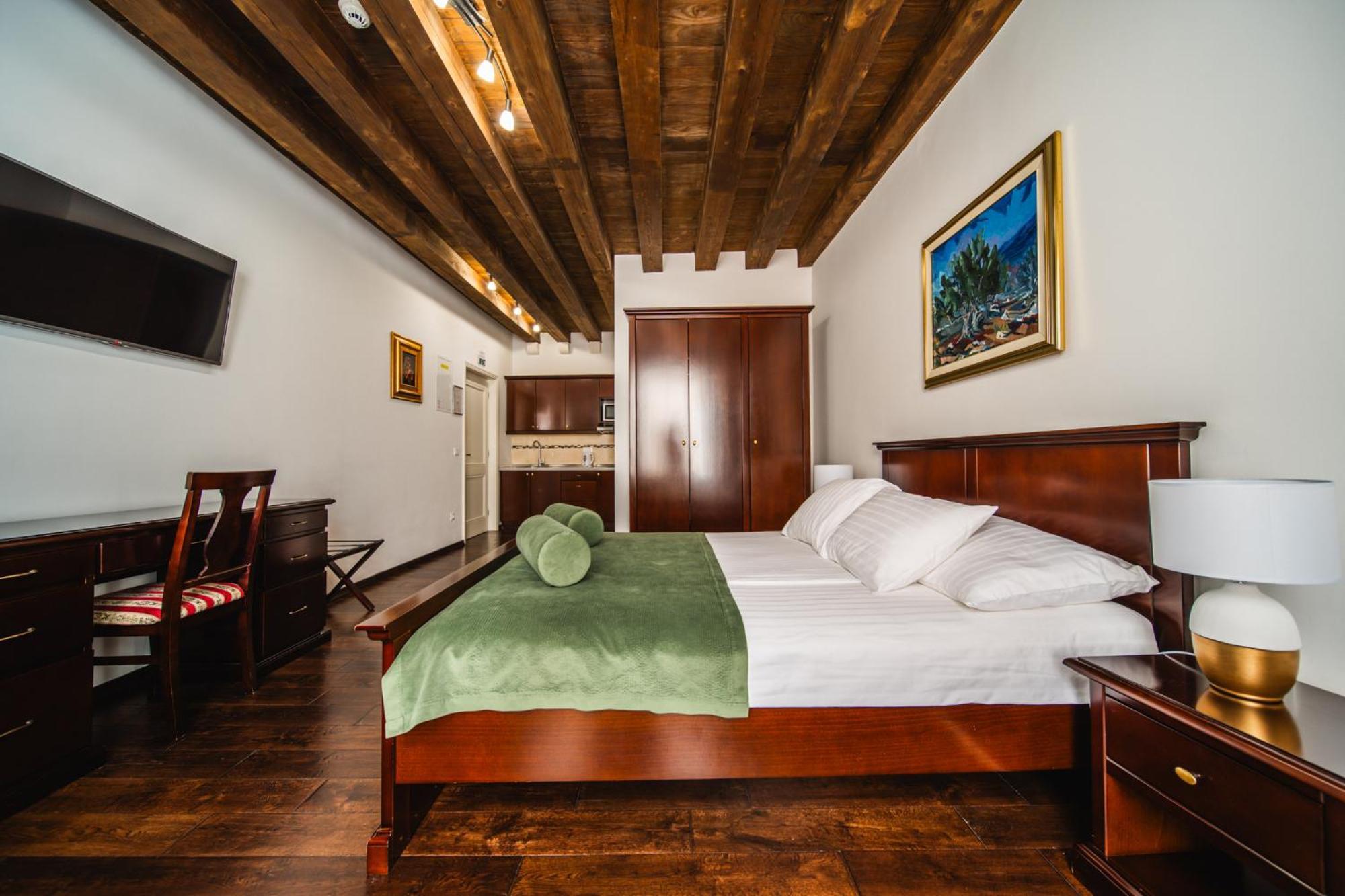 Sunce Palace With Free Offsite Parking Apartment *
