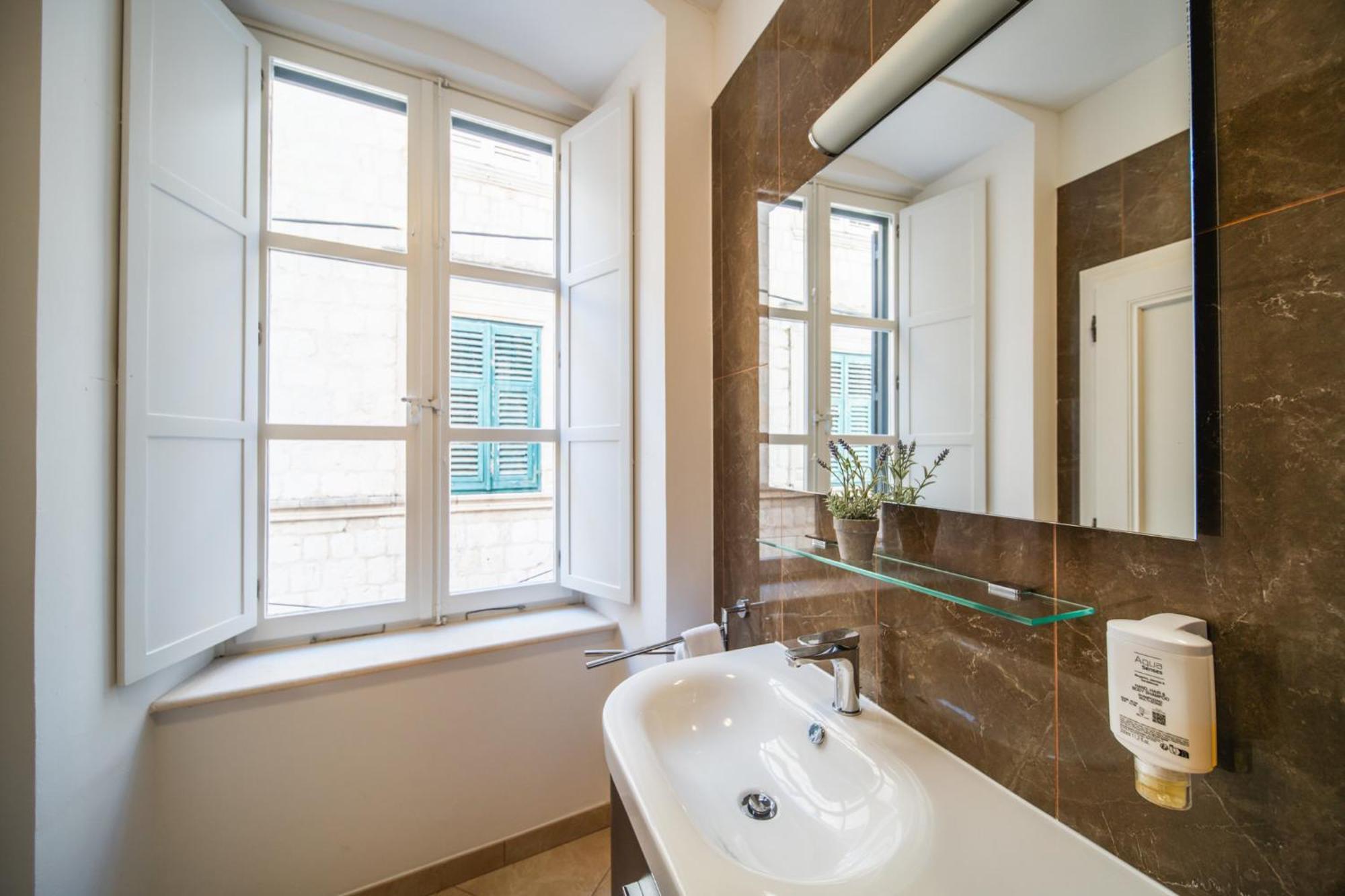 Sunce Palace With Free Offsite Parking Apartment *