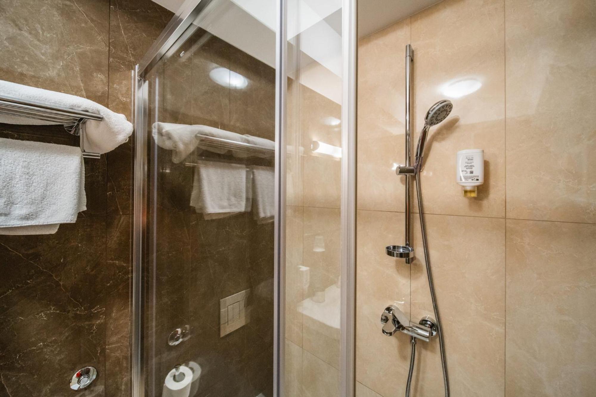 Sunce Palace With Free Offsite Parking Apartment