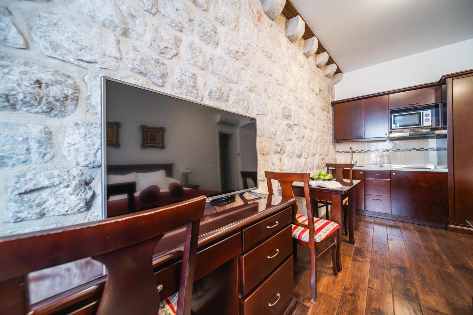 Sunce Palace With Free Offsite Parking Apartment *