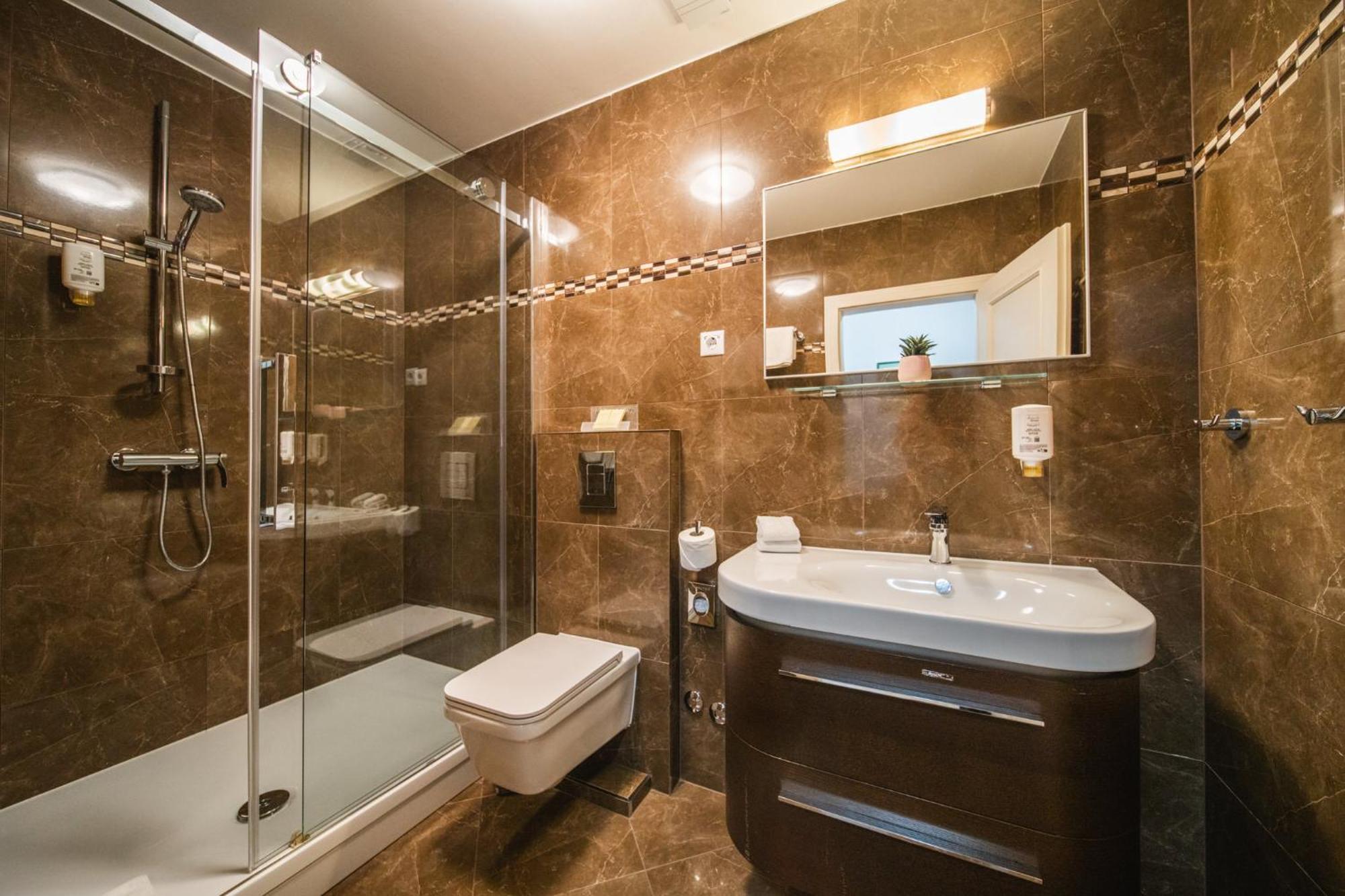 Sunce Palace With Free Offsite Parking Apartment